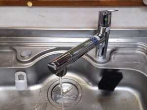 スパウトイン（オールインワン）タイプ浄水器の取替工事　ミカドキッチン　通水チェック